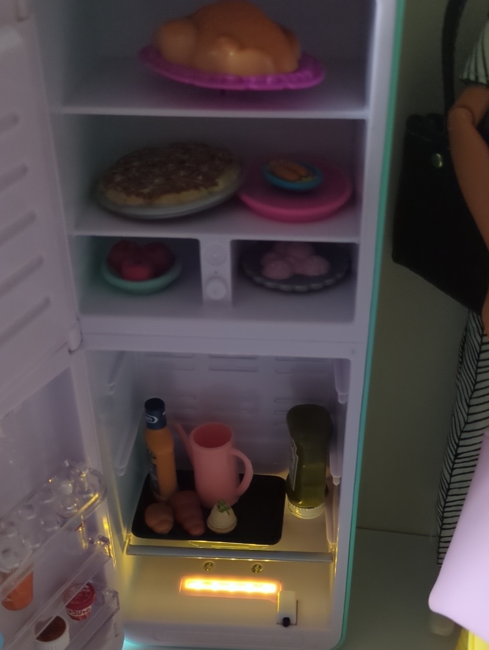 lot of 4 Articulated Barbies dolls and Mini Fridge Accessory - Picture 2 of 16